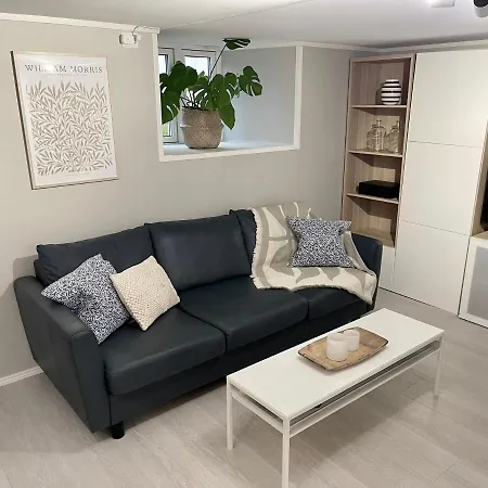 One Bedroom Basement In The Apartmán *